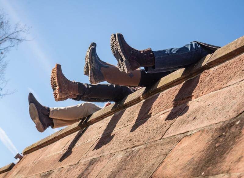    Для долговечности и внешнего вида обуви важна правильная чистка, сушка и влагозащита. Источник информации: fedpress.ru