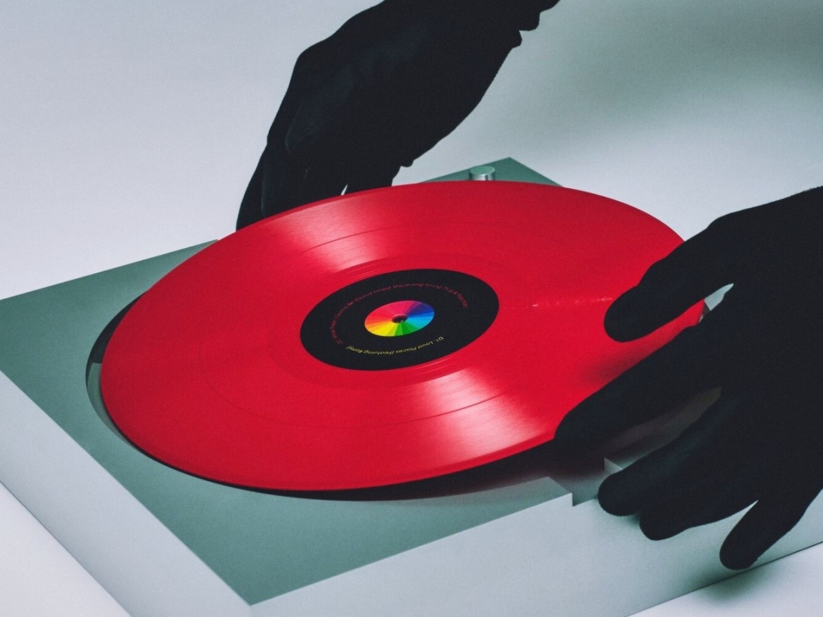    Представлен виниловый проигрыватель, выполненный из цельного блока алюминия