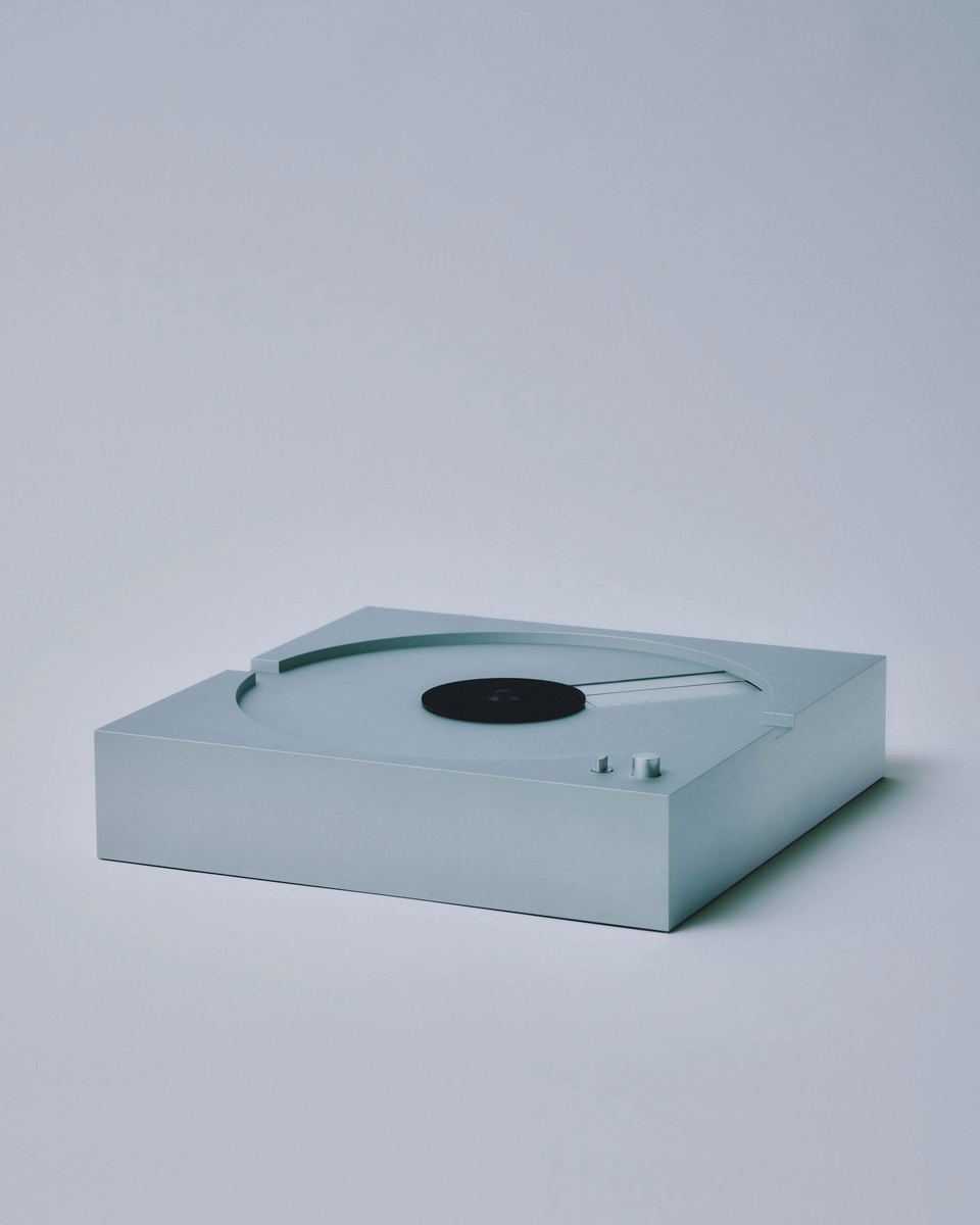    Представлен виниловый проигрыватель, выполненный из цельного блока алюминия