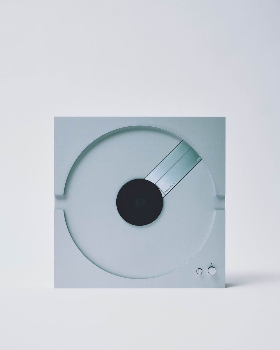    Представлен виниловый проигрыватель, выполненный из цельного блока алюминия