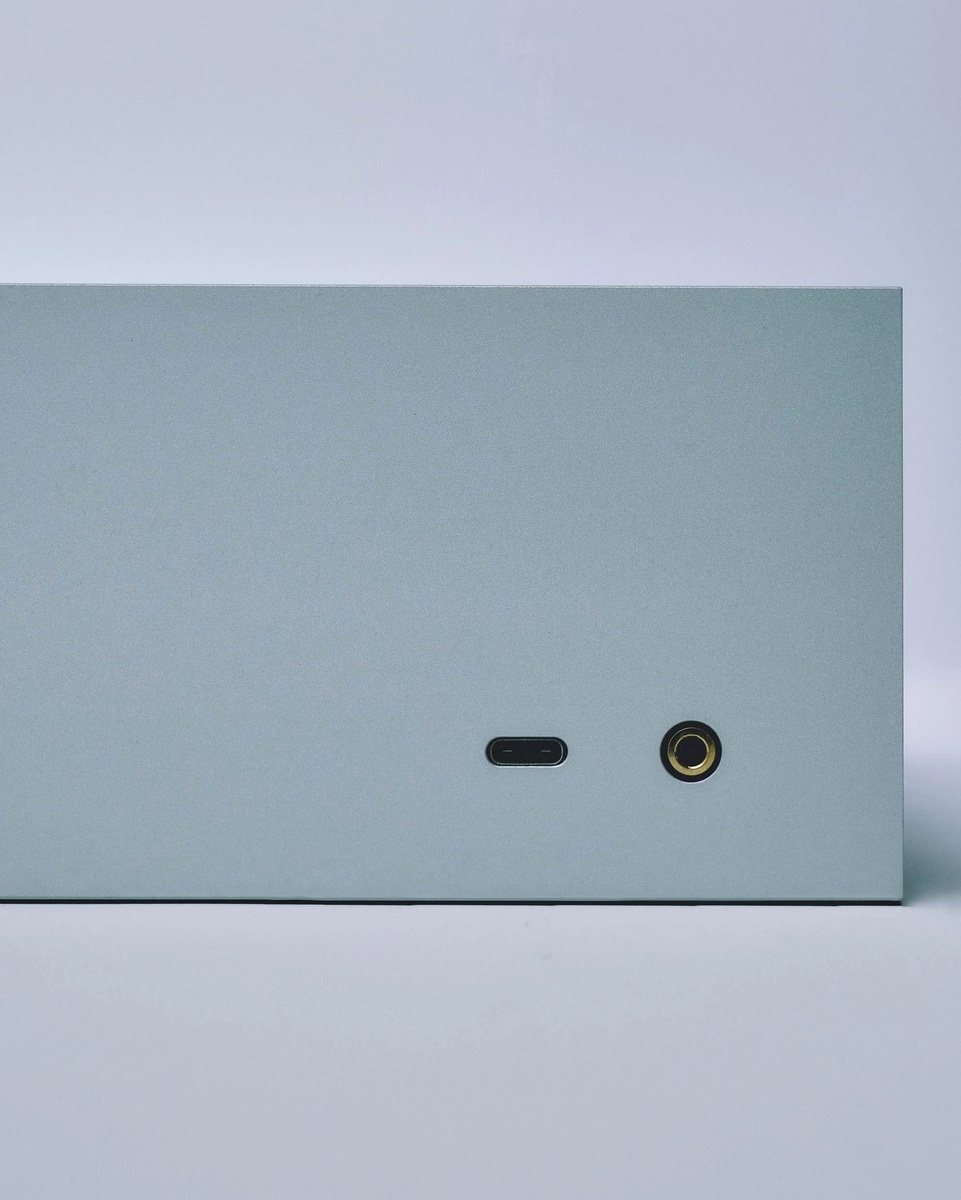    Представлен виниловый проигрыватель, выполненный из цельного блока алюминия