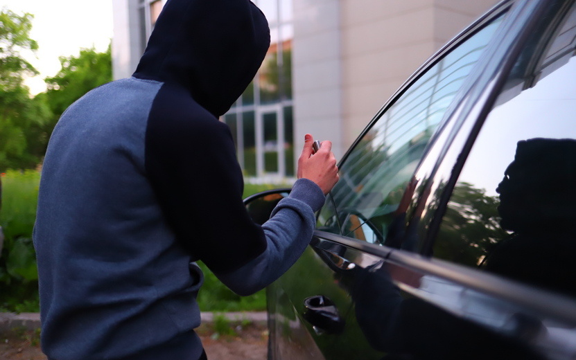    Укравшего 1,5 млн руб. из припаркованного авто мужчину осудят в Ижевске