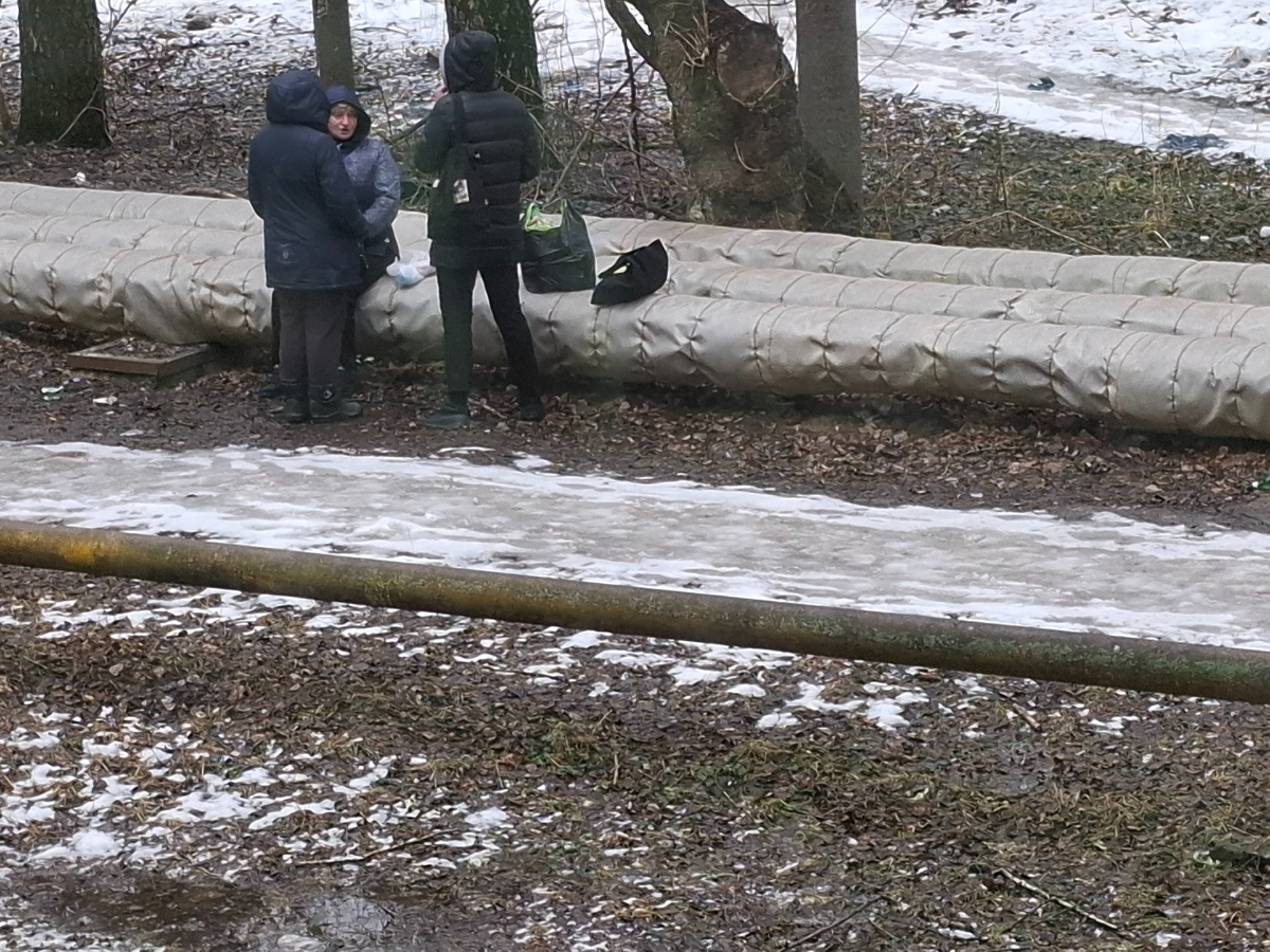 Кафе называется ,,Теплотрасса". Холодно, неуютно,  рядом гаражи и мусор