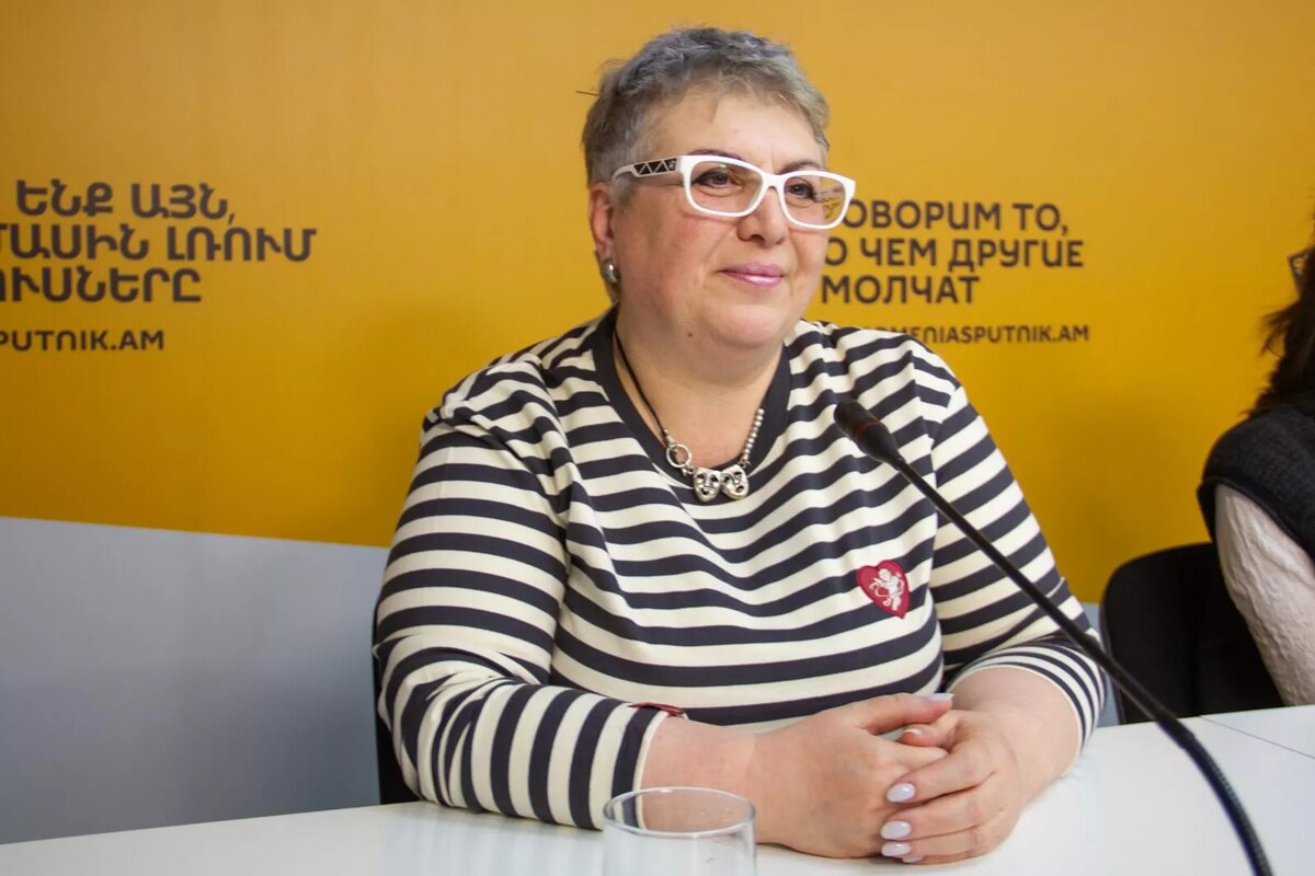 Художественный руководитель Степанакертского драмтеатра Жанна Крикорова на пресс-конференции (6 марта 2025). Ереван
© Sputnik / Zara Mika