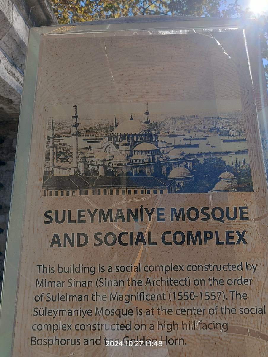 Информационный столб радом со входом на территорию коадбища