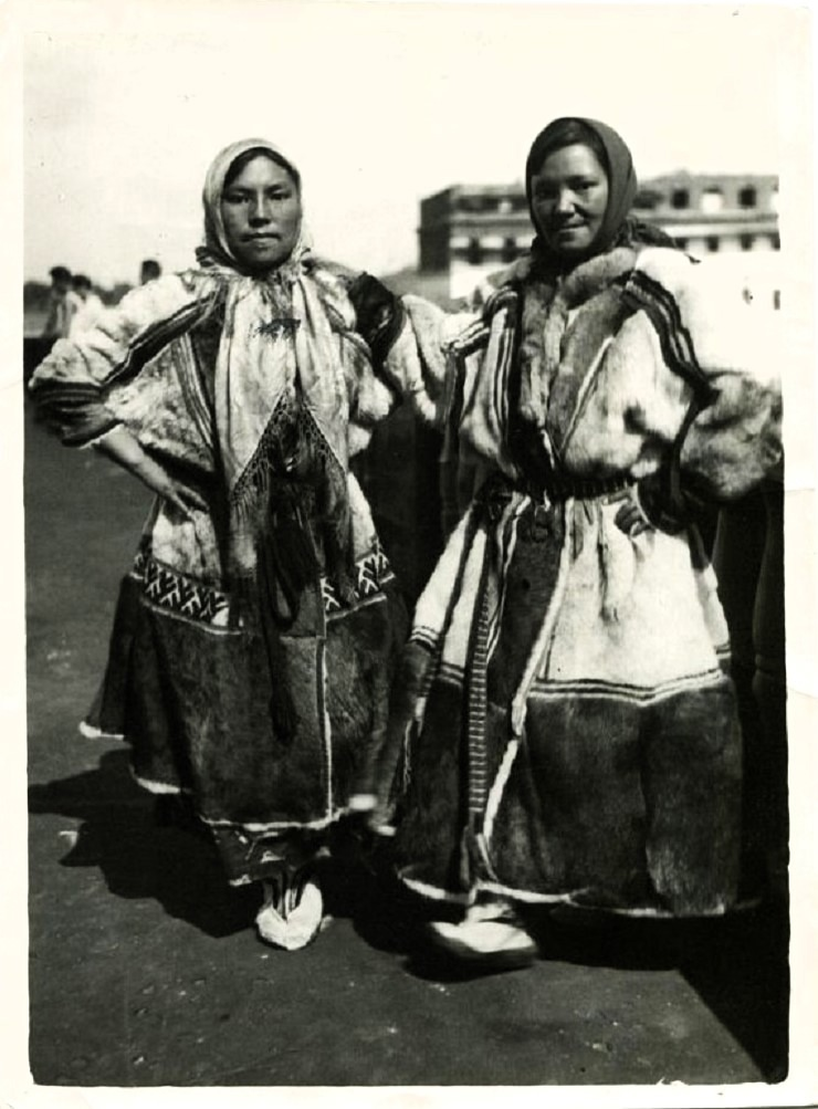 Фото просто для красоты. Ненки-сестры Ася и Маруся Лагейские на I-ой Областной Олимпиаде народного творчества в Архангельске. Фото Курилова. 1937 год.