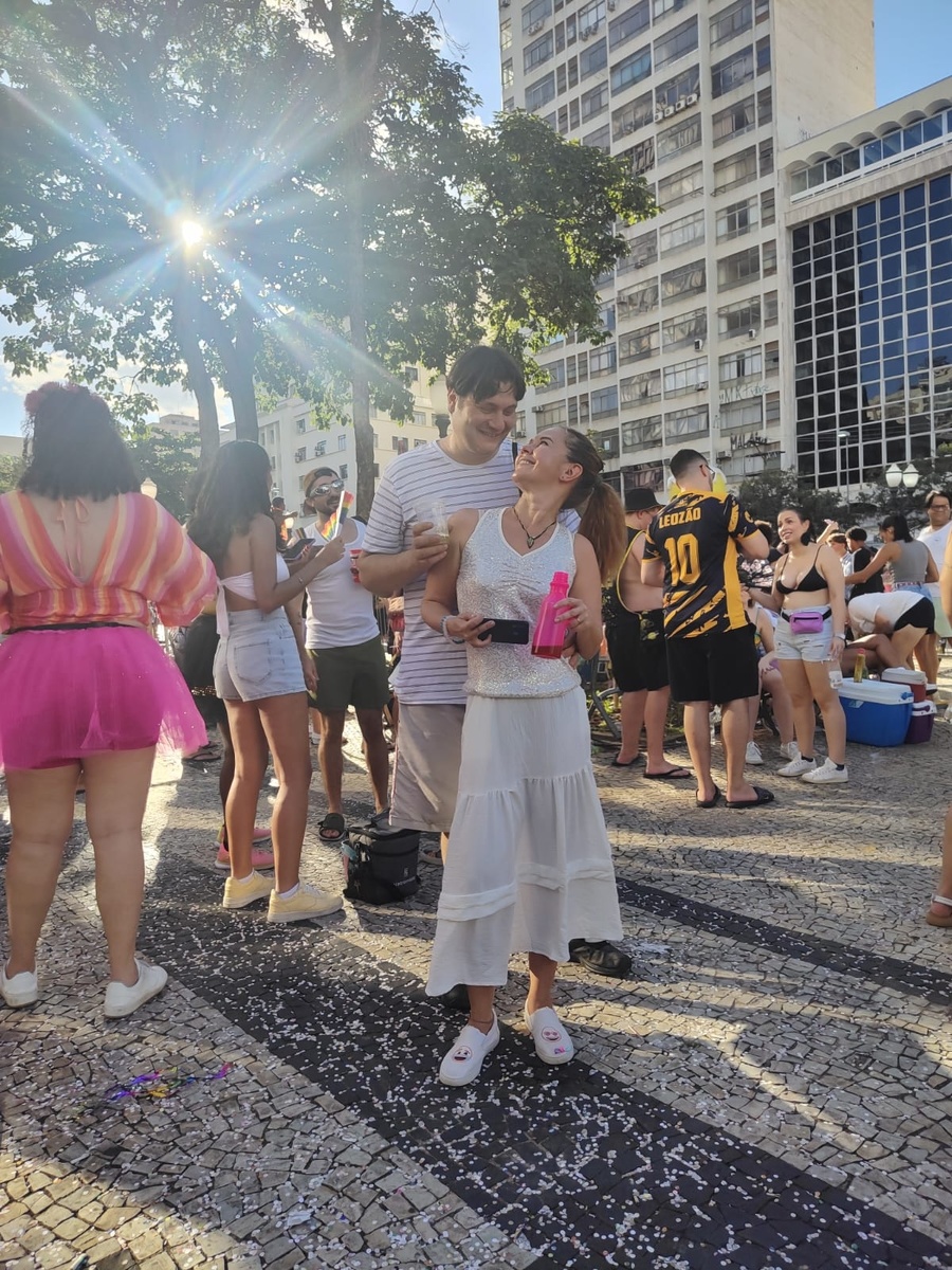 Мы с Элио. Но это в прошлый карнавальный день. На фоне нимфы в розовом Ана сфоткала. Ну.. как получилось, так получилось.