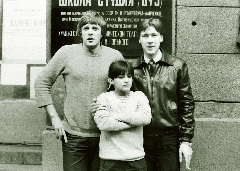 В. Долгачев (слева) с однокурсниками