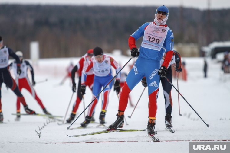    Устюгов и Большунов столкнулись во время спринта на соревнованиях в Казани