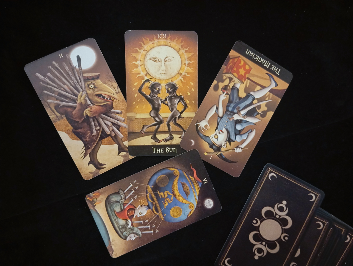 Таро для Скорпионов на март 2025