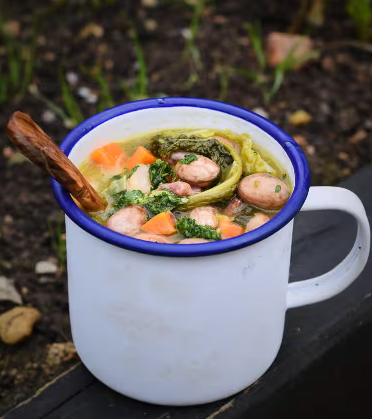 Кружка с овощным рагу из первого урожая Кэти