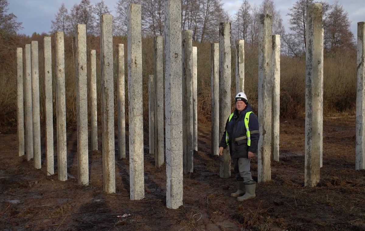 Цоколь домика, расположенного в нижней точке участка