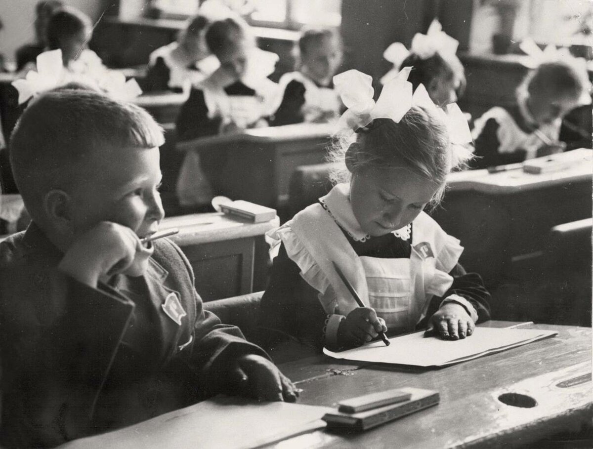 Первый раз - в первый класс. Учительница первая моя.