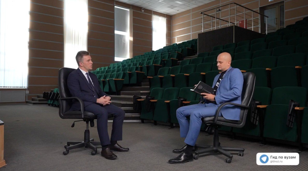 Интервью в Санкт-Петербургском университете Государственной противопожарной службы МЧС России им. Героя Российской Федерации генерала армии Е. Н. Зиничева (СПб УГПС МЧС России): слева – ректор института безопасности и жизнедеятельности, к.п.н., Осипчук Игорь Васильевич, справа – главный редактор СМИ «Гид по вузам», к.п.н., Роман Гетц.