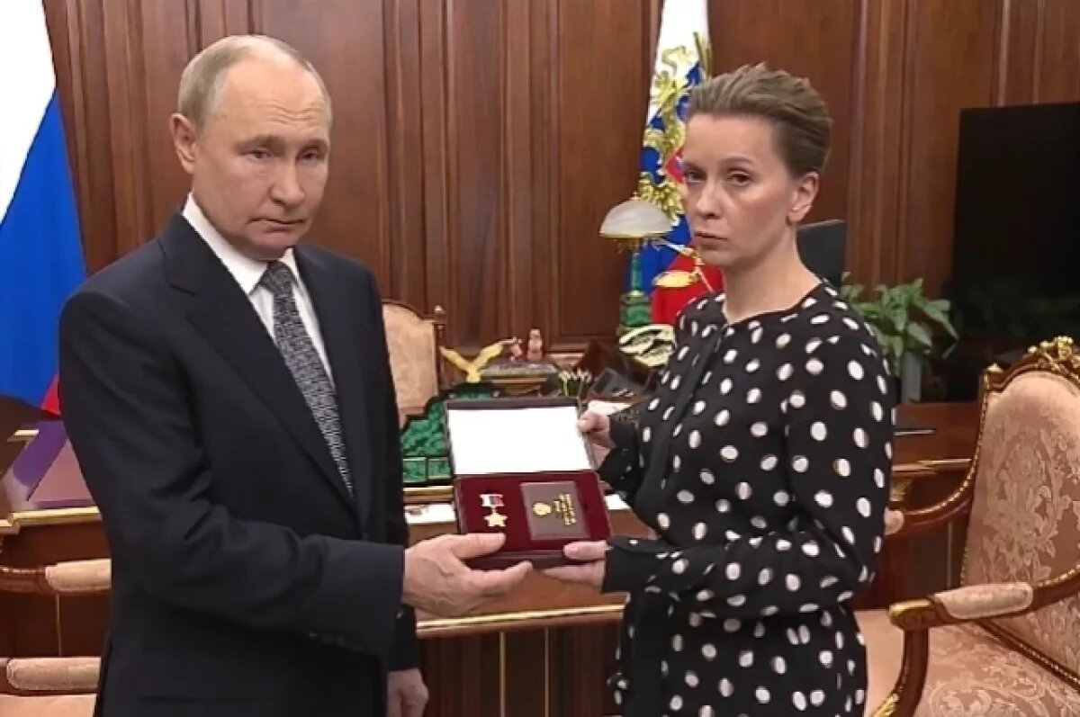    Путин вручил «Золотую звезду» вдове погибшего в Курской области комбата