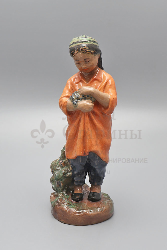 Статуэтка «Мамлакат — собирательница хлопка», керамика, Гжельский завод, 1930-е. Фото с нашего сайта dvaveka.ru