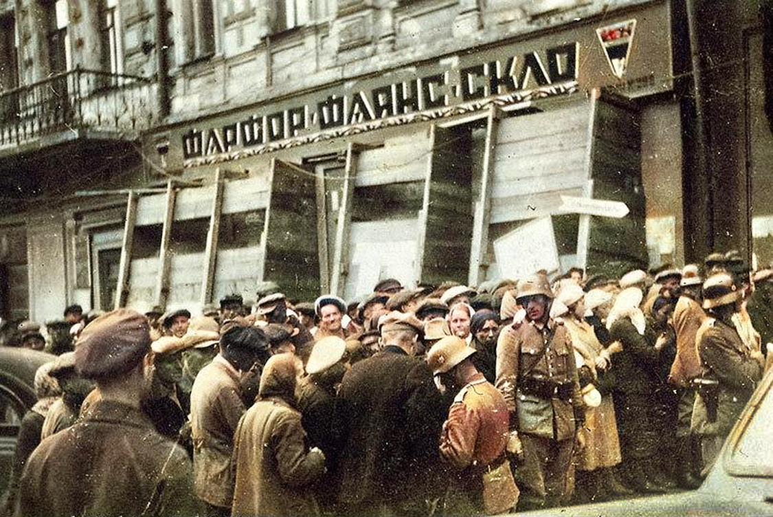 Очередь на регистрацию в немецкой комендатуре Киева на первом этаже дома № 30/1 в фойе кинотеатра гостиницы "Спартак". 21.09.1941.