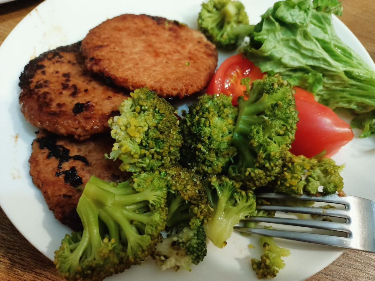 «Как же люди придумали столько постных рецептов, если не из желания готовить разнообразно, вкусно, красиво даже в пост? И что это, если не погоня за удовольствием? Та самая, которая должна осуждаться...» — начала размышлять я, накладывая себе в тарелку котлеты из соевого фарша