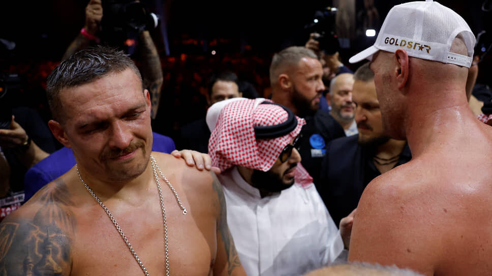 Турки Аль аш-Шейх (в центре) во время матча за звание абсолютного чемпиона мира по боксу между Александром Усиком (слева) и Тайсоном Фьюри, 19 мая 2024 года.📷Фото: Andrew Couldridge / Reuters