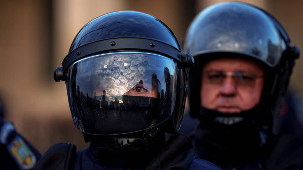 Полицейский спецназ во время демонстрации в поддержку экс-кандидата в президенты Румынии Кэлина Джорджеску.📷Фото: Andreea Alexandru / AP