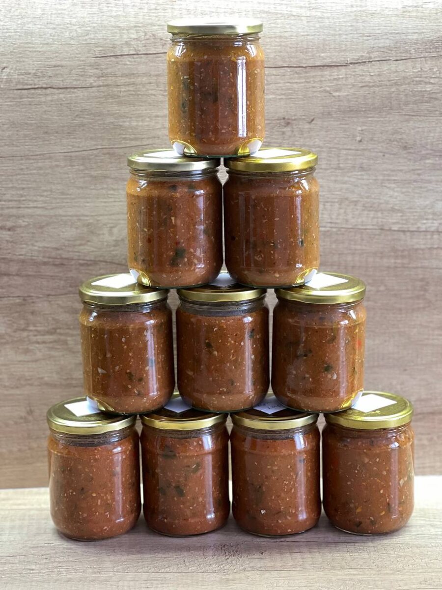 А вчера сделала заготовку для харчо. Первый раз попробовала осенью - уже закончилась, решила не дожидаться сезона заготовок и сделать сейчас, уж очень хорошо она у нас разошлась. Хорошо, домашней томатной пасты много наделала, она и пригодилась😋