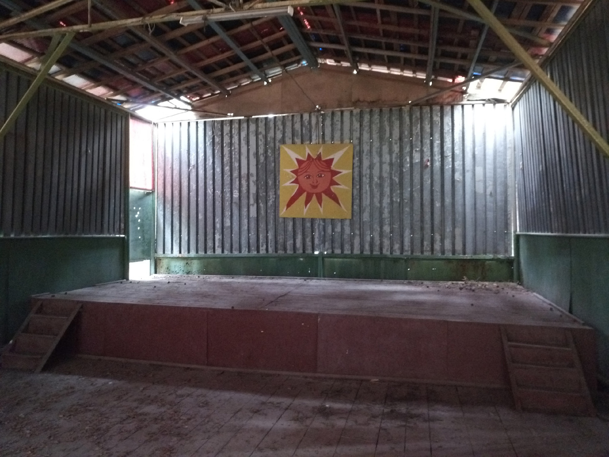 Тряпки уже, увы, нет. Она упала где-то между 2018 и 2020 годами. Врядли её кто-то снял.