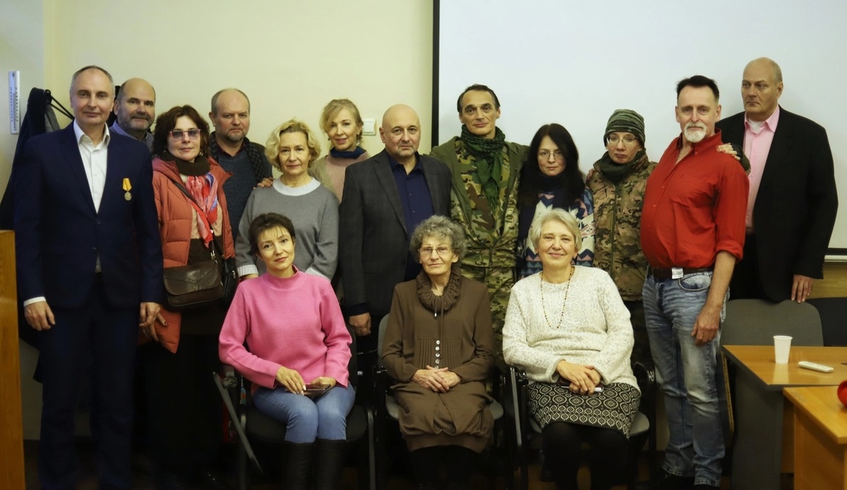 16.12.24 г. РХГА I Академия Достоевского. Творческая встреча со слушателями и студентами.  Участники встречи: Олег Черняев - режиссёр, оператор, писатель, ветеран боевых действий, участник СВО (Чимкент, Спб., Москва). Евгения Бильченко - поэт, профессор РХГА, доктор культурологии.  Сергей Моисеев - политик, писатель, общественный деятель, учредитель организации Русь Триединая (Харьков-Москва).  Маркус Годвин - музыкант, журналист, политический эксперт (Лондон - Спб).  Разговоры о главном, мифология войны в постмодерном обществе, геополитика, Родина 🇷🇺, культура, цивилизация.
