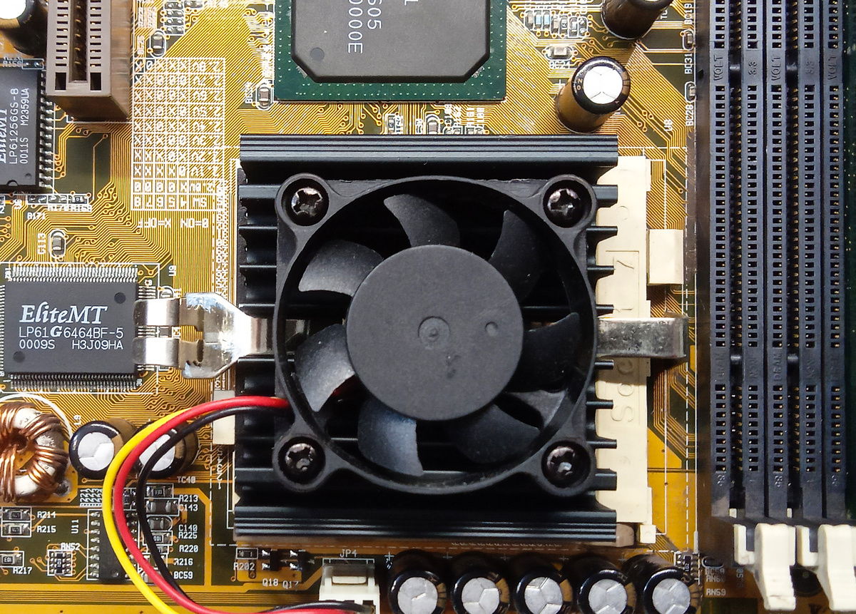 Кулер для процессора 3 pin.