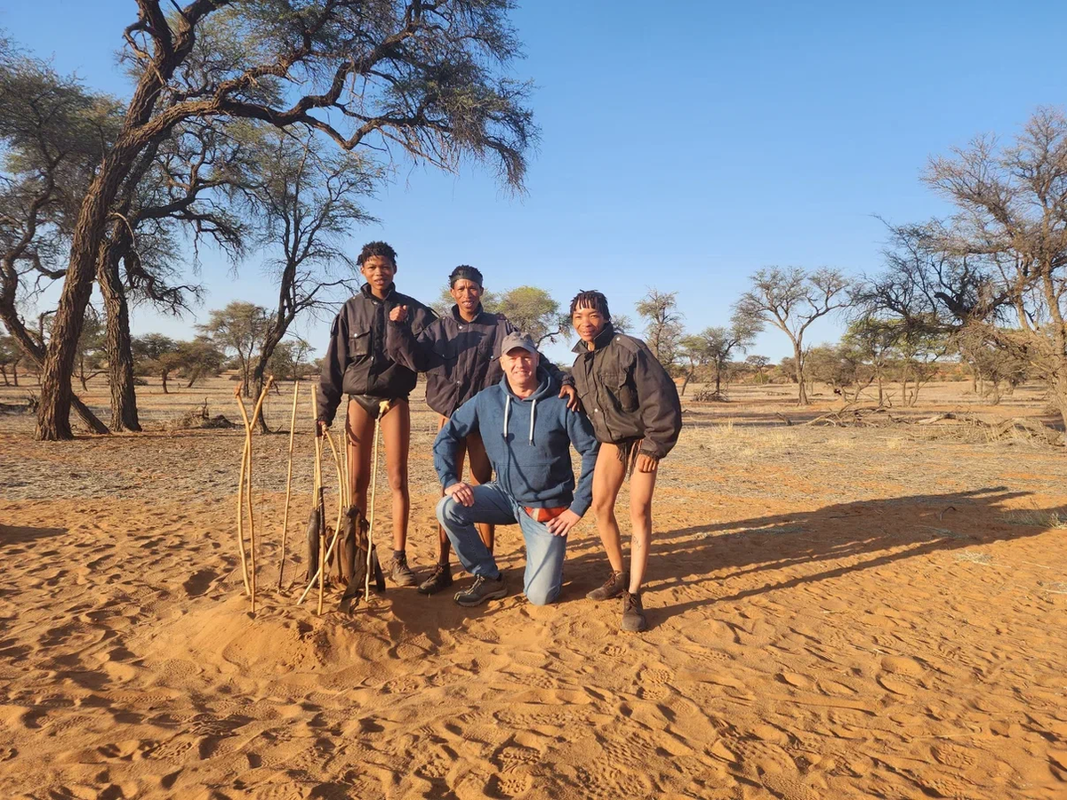 Олег с бушменами. Фотография из тура по Намибии