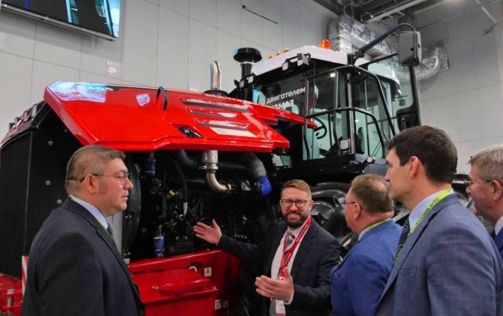 Новейший трактор Ростсельмаш 2405 на выставке в Казани
