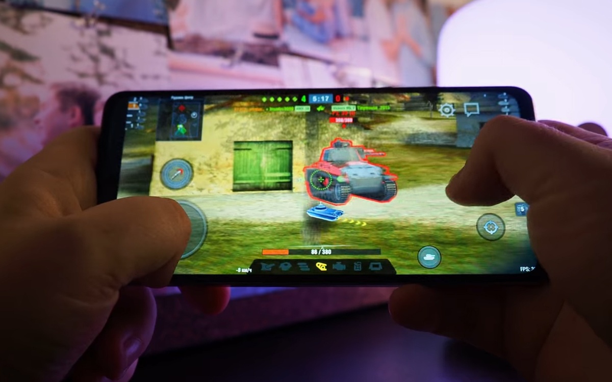    При весе 186 г, габаритах 165,77 x 76,08 мм и толщине 7,68 мм смартфон ощущается в руке чем-то солидным, но лёгким и удобным хоть для игр, хоть для работы. Иллюстрация: Кьюк/VK Video