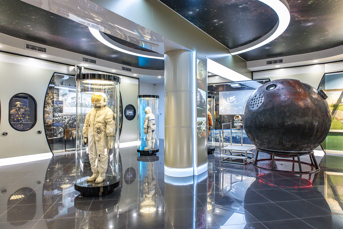   Экспозиция музея «Космос» располагается в двух зданиях, совмещённых друг с другом внутренним переходом: мемориальном доме-музее Терешковой в виде крестьянской избы и специально построенном современном здании.   
Светлана Парфенова