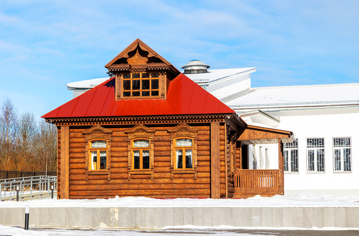    На самом деле крестьянская изба была тоже построена специально. Родительский дом Валентины в Большом Масленниково, что в паре километров от Никульского, не сохранился, и деревенскую избу воссоздавали для музея по воспоминаниям Терешковой и её родственников.   
Светлана Парфенова