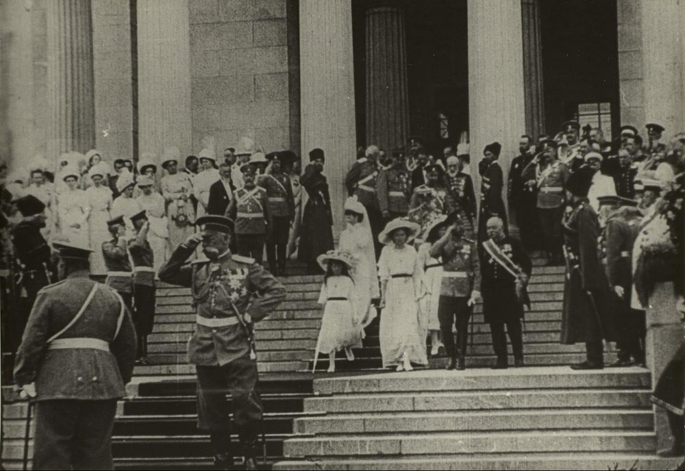 На открытии Музея 31 мая (13 июня) 1912. В центре царская семья, И.В.Цветаев и Ю.С.Нечаев-Мальцов. Кадр из кинохроники. (фото с официального сайта Пушкинского музея).