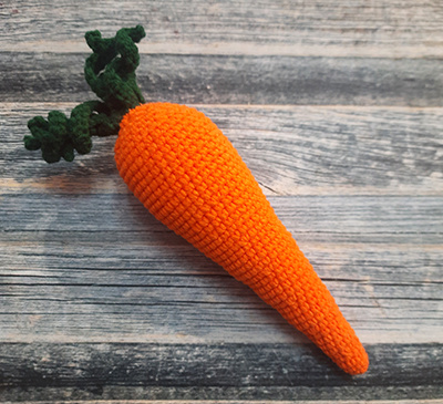 Волшебная морковь связана столбиками без накида