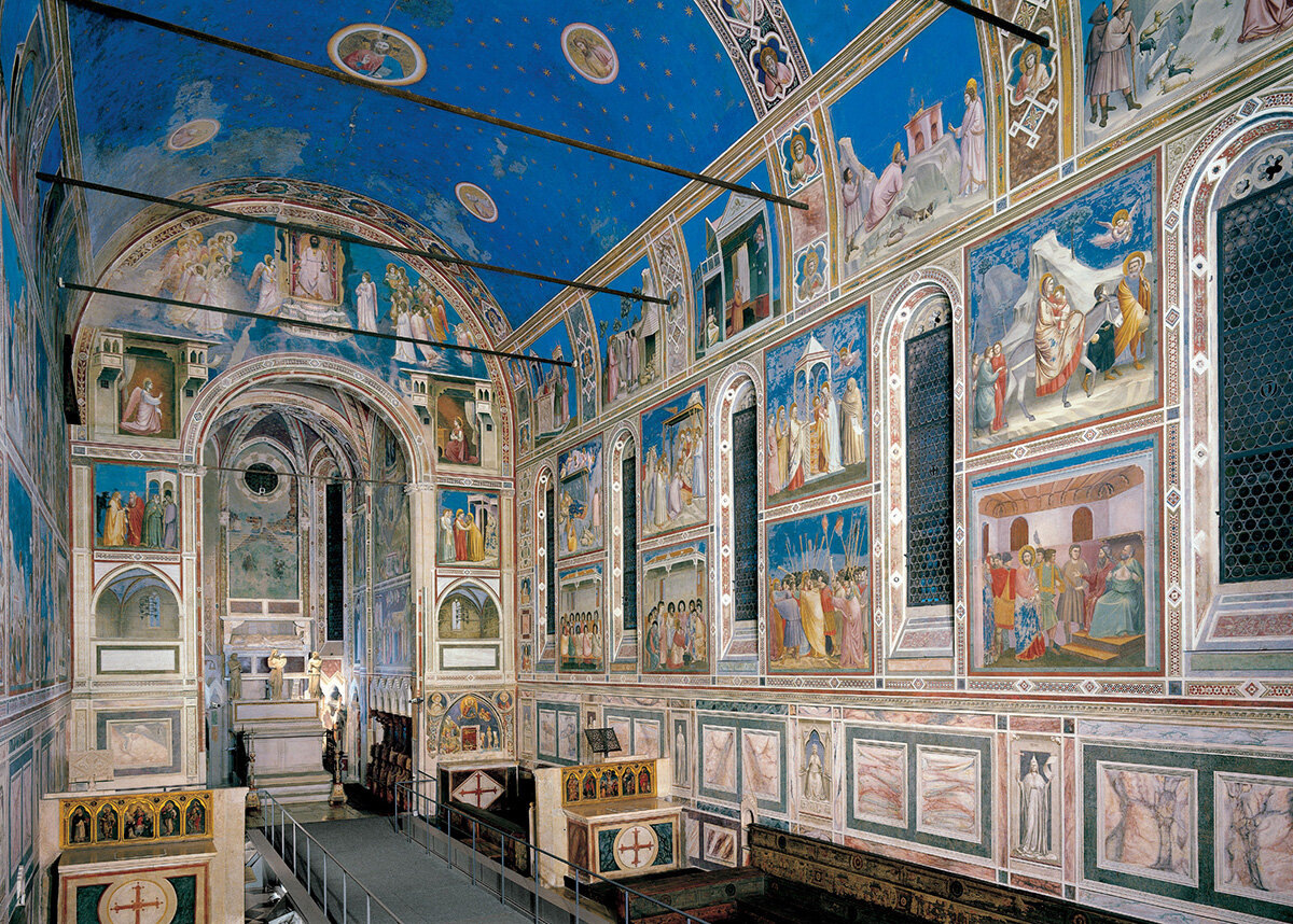 Капелла Скровеньи, также известная как Капелла дель Арена, была соединена с дворцом Скровеньи, богатой банкирской семьи. Стены покрыты фресками, а потолок расписан звездным небом, усеянным изображениями святых. Фото с сайта mavink.com
