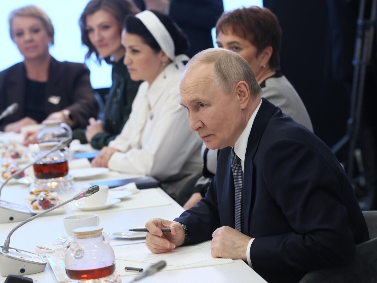    Президент России Владимир Путин на встрече с сотрудницами и подопечными фонда поддержки участников СВО "Защитники Отечества"© РИА Новости / POOL