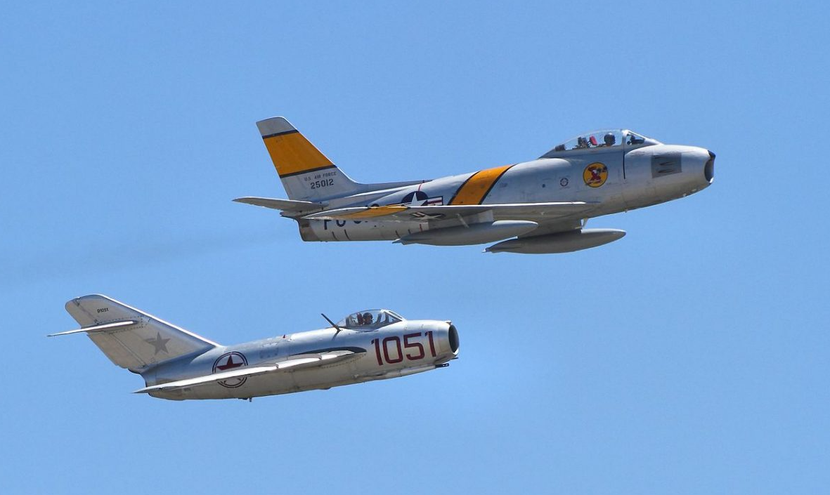 МиГ-15 и F-86 Sabre на авиационном празднике в США. Наши дни. Фото Авиэйшн гик клаб