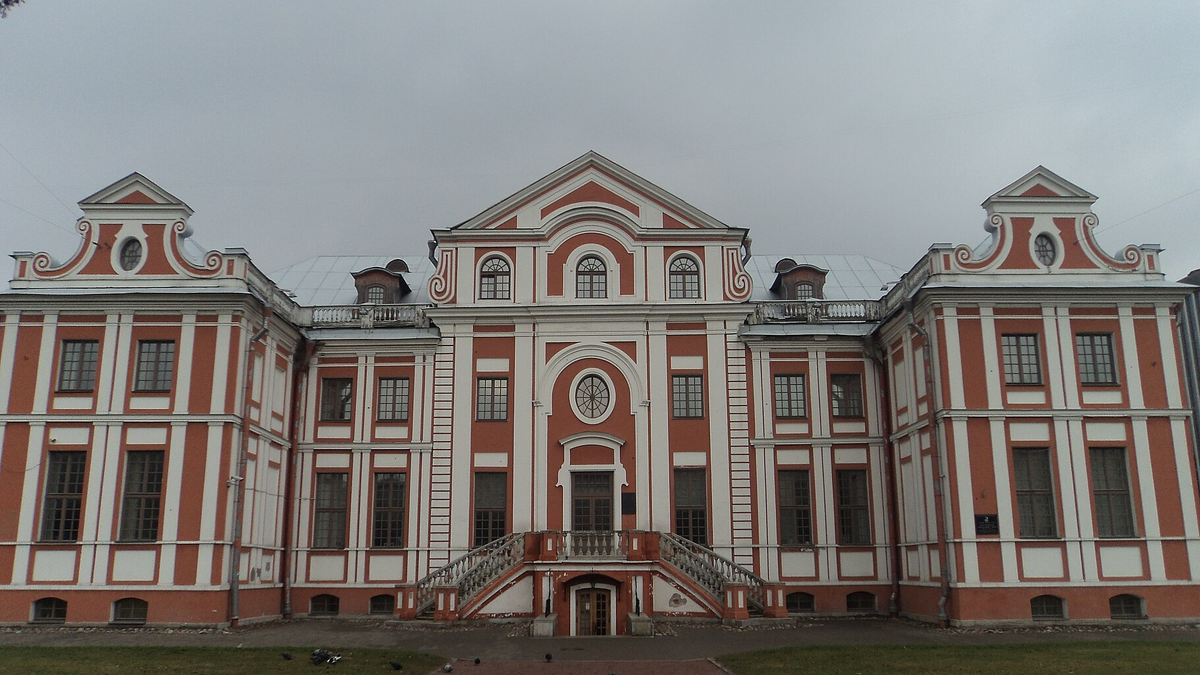 Двухцветный фасад Кикиных палат (1714—1720) в стиле петровского барокко