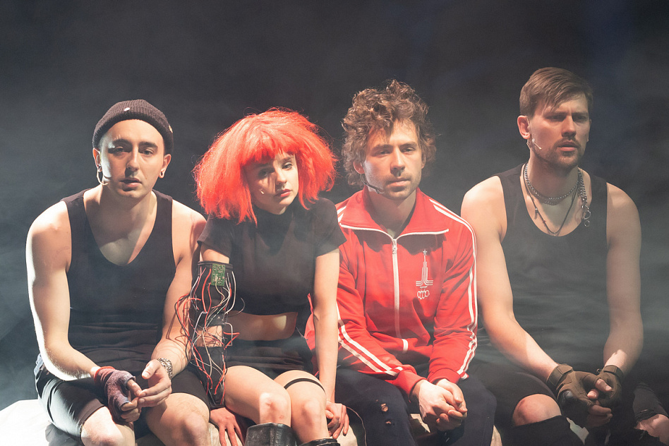 «Государь-стендап». Сцена из спектакля. Я.Медведев, А.Доценко, Д. Пугаёв, И.Денискин. Фото с официального сайта «Сатирикона»