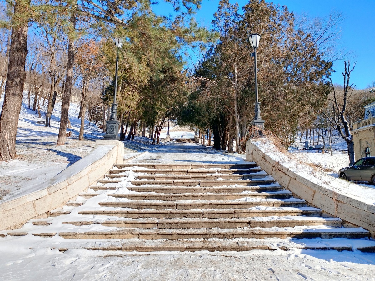 Верхний бульвар в Пятигорске появился в 1828 году по распоряжению генерала Эммануэля. Изначально братья-зодчие Бернардацци посадили здесь 400 одновозрастных лип из машукского леса