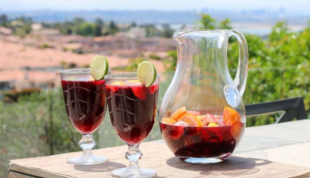 Мы подобрали несколько популярных и совсем не сложных рецептов Сангрии для зимних вечеринок