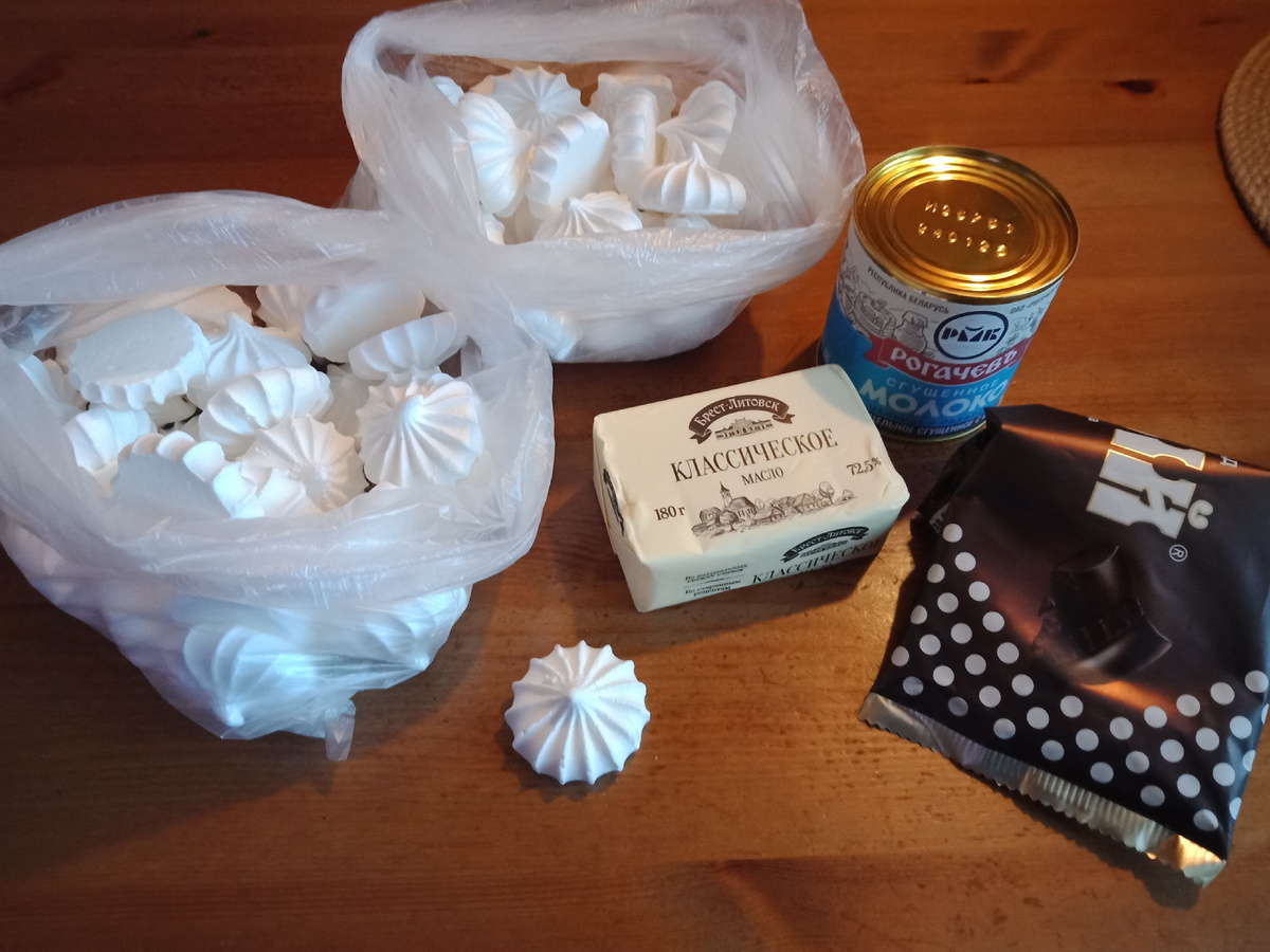 Сначала думала обойтись одной банкой, но хорошо, что сварила две. Еле хватило. 