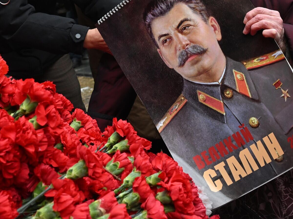    Церемония возложения венков к могиле Иосифа Виссарионовича Сталина у Кремлевской стены© РИА Новости / Кирилл Каллиников