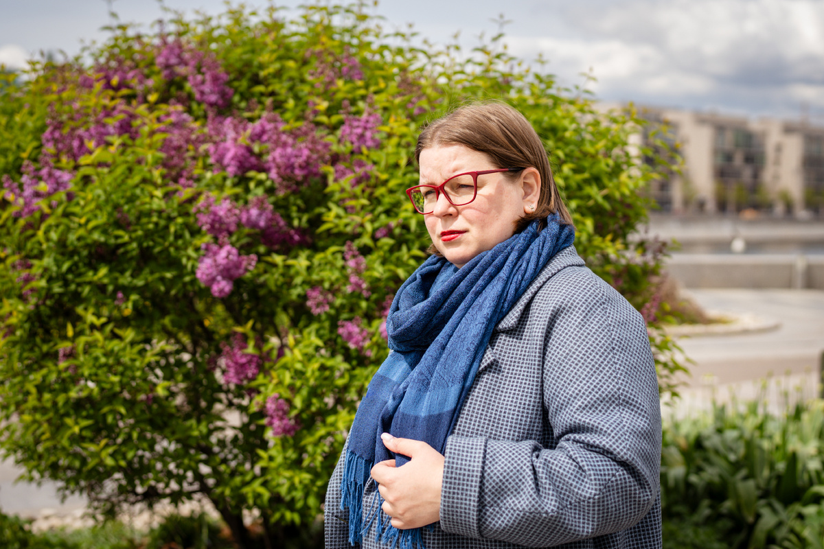 Всем привет! Меня зовут Елена Сокол и я логопед-практик. Я помогаю обычным мамам из нашей с вами жизни заниматься со своими детьми самостоятельно.