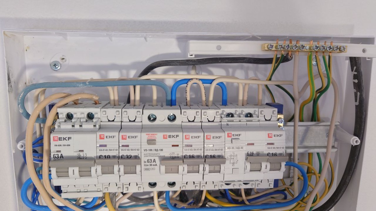 Разбор электрощита в квартире с отделкой от ПИК