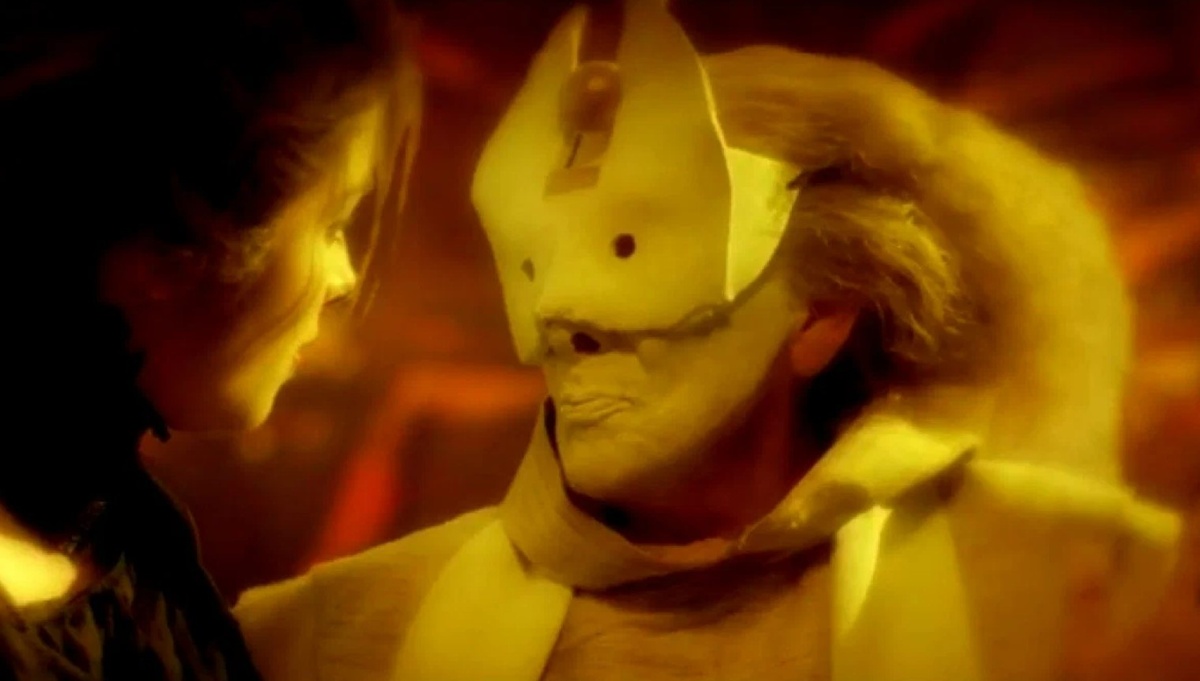 Постер и кадры фильма "Зеркальная маска"