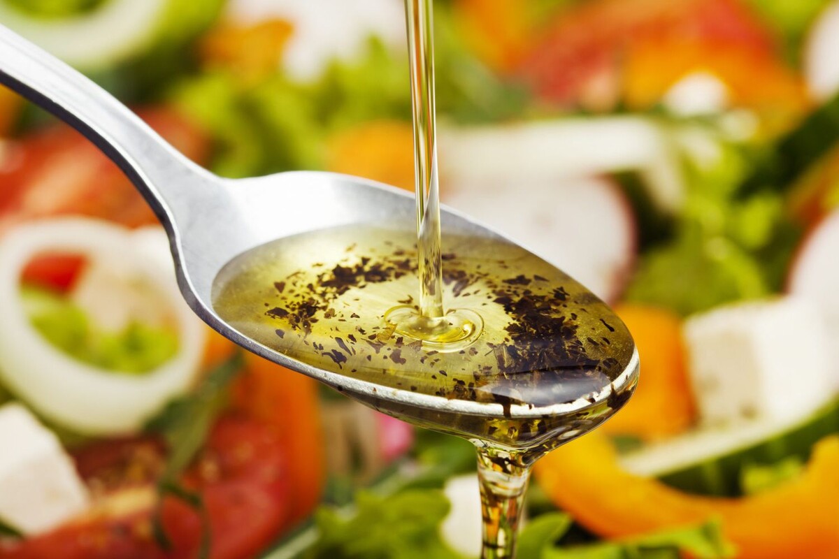 Фото: How to Make a Basic Vinaigrette allrecipes.com