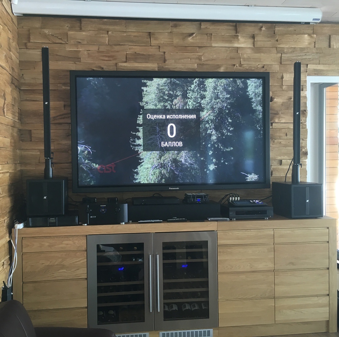 Караоке комплект с профессиональными активными акустическими системами. Как видите бытовой Hi-Fi саундбар и АВ ресивер не подходят для караоке.