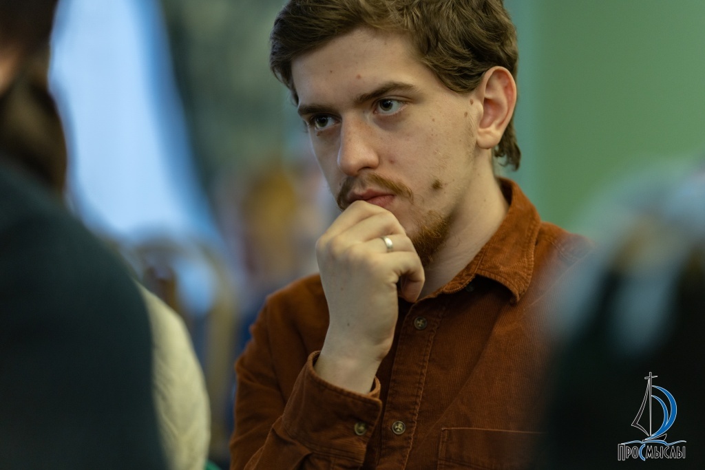 Слушатель на встрече с протоиереем Олегом Стеняевым